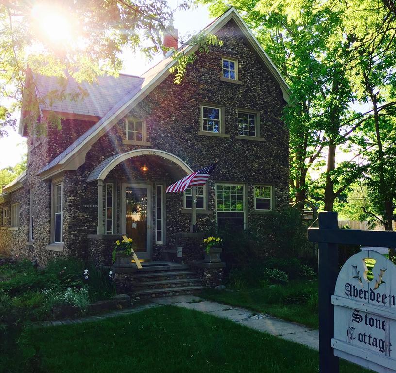 Aberdeen Stone Cottage B&B Traverse City Exterior photo
